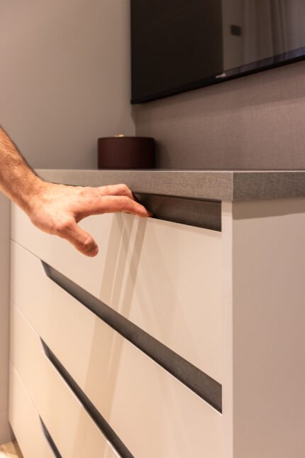 Cômoda com puxador cava no MDF